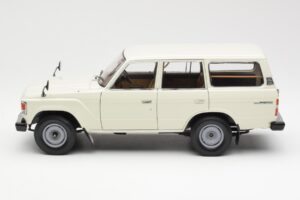 Toyota Land Cruiser J60 Balts Kyosho 1:18 08956W Metāls — attēls 4 no 8