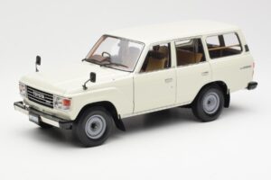 Toyota Land Cruiser J60 Balts Kyosho 1:18 08956W Metāls