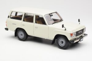 Toyota Land Cruiser J60 Balts Kyosho 1:18 08956W Metāls — attēls 6 no 8