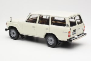 Toyota Land Cruiser J60 Balts Kyosho 1:18 08956W Metāls — attēls 7 no 8