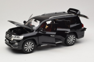 Toyota Land Cruiser LC200 Melns Kengfai 1:18 KF024-13 Metāls — attēls 2 no 8