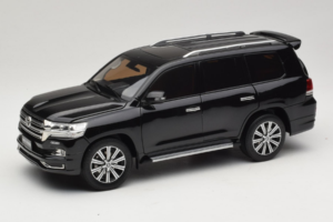 Toyota Land Cruiser LC200 Melns Kengfai 1:18 KF024-13 Metāls
