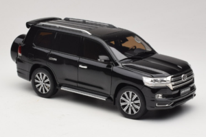 Toyota Land Cruiser LC200 Melns Kengfai 1:18 KF024-13 Metāls — attēls 6 no 8