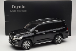 Toyota Land Cruiser LC200 Melns Kengfai 1:18 KF024-13 Metāls — attēls 8 no 8