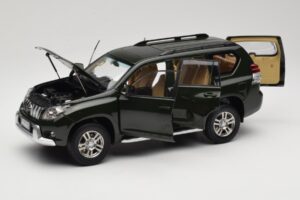 Toyota Land Cruiser Prado J150 Zaļš Paudi Model 1:18 623132-GR Metāls — attēls 2 no 8