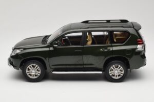 Toyota Land Cruiser Prado J150 Zaļš Paudi Model 1:18 623132-GR Metāls — attēls 4 no 8