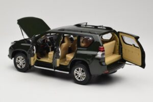 Toyota Land Cruiser Prado J150 Zaļš Paudi Model 1:18 623132-GR Metāls — attēls 5 no 8