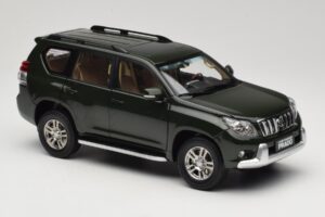 Toyota Land Cruiser Prado J150 Zaļš Paudi Model 1:18 623132-GR Metāls — attēls 6 no 8