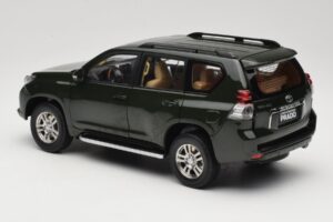 Toyota Land Cruiser Prado J150 Zaļš Paudi Model 1:18 623132-GR Metāls — attēls 7 no 8