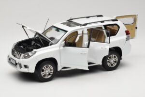 Toyota Land Cruiser Prado J150 Balts Paudi Model 1:18 623132-WH Metāls — attēls 2 no 8