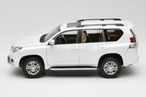 Toyota Land Cruiser Prado J150 Balts Paudi Model 1:18 623132-WH Metāls — attēls 4 no 8