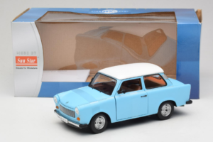Trabant 601 Deluxe Zils Balts Sun Star 1:18 4286 Metāls — attēls 6 no 6