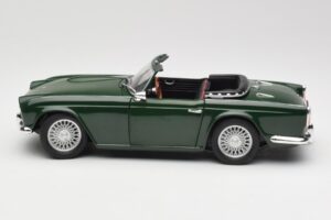 Triumph TR4 British Racing Green Revell 1:18 08827-T1 Metāls — attēls 4 no 8
