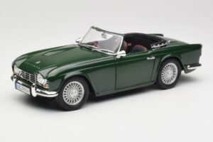 Triumph TR4 British Racing Green Revell 1:18 08827-T1 Metāls
