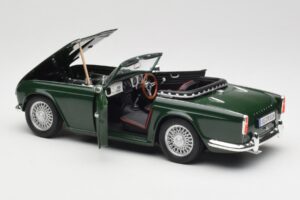 Triumph TR4 British Racing Green Revell 1:18 08827-T1 Metāls — attēls 5 no 8