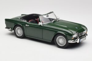 Triumph TR4 British Racing Green Revell 1:18 08827-T1 Metāls — attēls 6 no 8