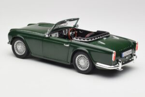 Triumph TR4 British Racing Green Revell 1:18 08827-T1 Metāls — attēls 7 no 8