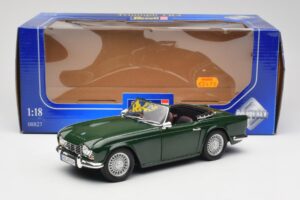 Triumph TR4 British Racing Green Revell 1:18 08827-T1 Metāls — attēls 8 no 8