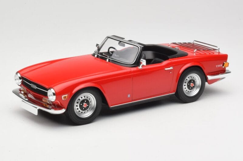 Triumph TR6 PI Sarkans Minichamps 1:18 155132031 Metāls