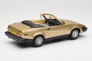 Triumph TR7 DHC Zelts BoS Models 1:18 BOS221 Sveķi — attēls 2 no 6
