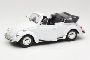 Volkswagen 1302 LS Kabriolets Balts Revell 1:18 8415 Metāls — attēls 2 no 8
