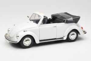 Volkswagen 1302 LS Kabriolets Balts Revell 1:18 8415 Metāls