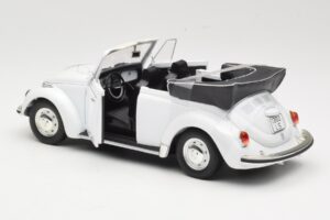 Volkswagen 1302 LS Kabriolets Balts Revell 1:18 8415 Metāls — attēls 5 no 8