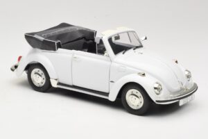 Volkswagen 1302 LS Kabriolets Balts Revell 1:18 8415 Metāls — attēls 6 no 8