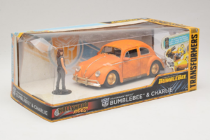 Volkswagen Beetle Bumblebee Transformers With Figure Metals Diecast 1:24 30114 Metāls — attēls 2 no 3