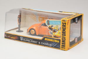 Volkswagen Beetle Bumblebee Transformers With Figure Metals Diecast 1:24 30114 Metāls — attēls 3 no 3