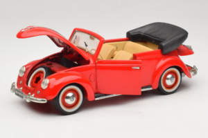 Volkswagen Beetle Kabriolets Sarkans Maisto 1:18 56010 Metāls — attēls 2 no 8