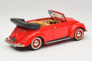 Volkswagen Beetle Kabriolets Sarkans Maisto 1:18 56010 Metāls — attēls 3 no 8