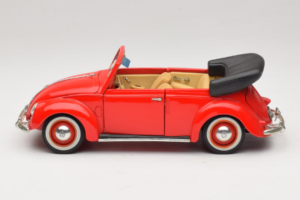 Volkswagen Beetle Kabriolets Sarkans Maisto 1:18 56010 Metāls — attēls 4 no 8