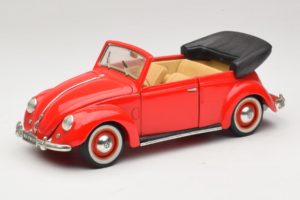 Volkswagen Beetle Kabriolets Sarkans Maisto 1:18 56010 Metāls