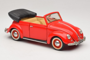 Volkswagen Beetle Kabriolets Sarkans Maisto 1:18 56010 Metāls — attēls 6 no 8