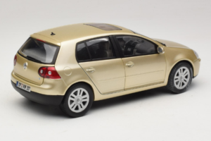 Volkswagen Golf Mk5 Light Bronze Metallic Bburago 1:18 09930201W Metāls — attēls 3 no 8