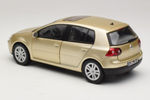 Volkswagen Golf Mk5 Light Bronze Metallic Bburago 1:18 09930201W Metāls — attēls 7 no 8