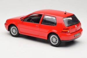 Volkswagen Golf Mk4 GTI Sarkans Revell 1:18 08943 Metāls — attēls 7 no 8