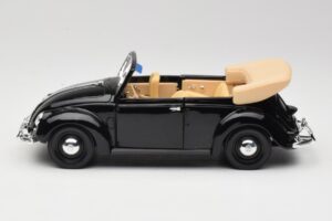 Volkswagen Vabole Kabriolets Melns Maisto 1:18 37800-M6 Metāls — attēls 4 no 8