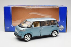 Volkswagen Microbus Concept Gaiši Zaļš Revell 1:18 08444 Metāls — attēls 8 no 8