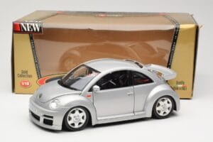 Volkswagen New Beetle RSi Sudrabs Bburago 1:18 3306 Metāls — attēls 8 no 8