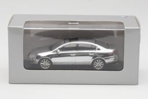 Volkswagen Passat B6 Chrome Silver 10 Years Volkswagen Magazine Minichamps 1:43 PASSAT004 Metāls — attēls 4 no 4