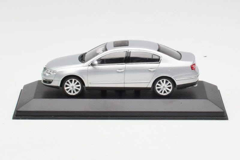 Volkswagen Passat B6 Sudrabs Minichamps 1:43 PASSAT003 Metāls