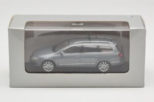Volkswagen Passat B6 Variant Grey Metallic Minichamps 1:43 PASSAT005 Metāls — attēls 4 no 4