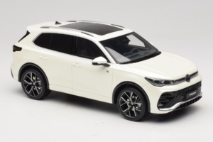 Volkswagen Tiguan R-Line Oryx White Pearl Otto 1:18 OT1219 Sveķi — attēls 4 no 6