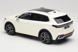 Volkswagen Tiguan R-Line Oryx White Pearl Otto 1:18 OT1219 Sveķi — attēls 5 no 6