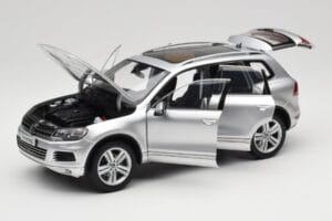 Volkswagen Touareg 7L Silver Metallic Kyosho 1:18 8821CS Metāls — attēls 2 no 8
