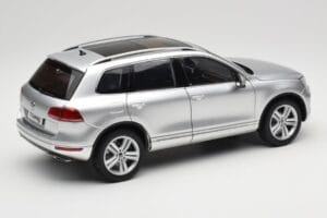 Volkswagen Touareg 7L Silver Metallic Kyosho 1:18 8821CS Metāls — attēls 3 no 8