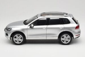 Volkswagen Touareg 7L Silver Metallic Kyosho 1:18 8821CS Metāls — attēls 4 no 8