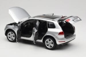 Volkswagen Touareg 7L Silver Metallic Kyosho 1:18 8821CS Metāls — attēls 5 no 8